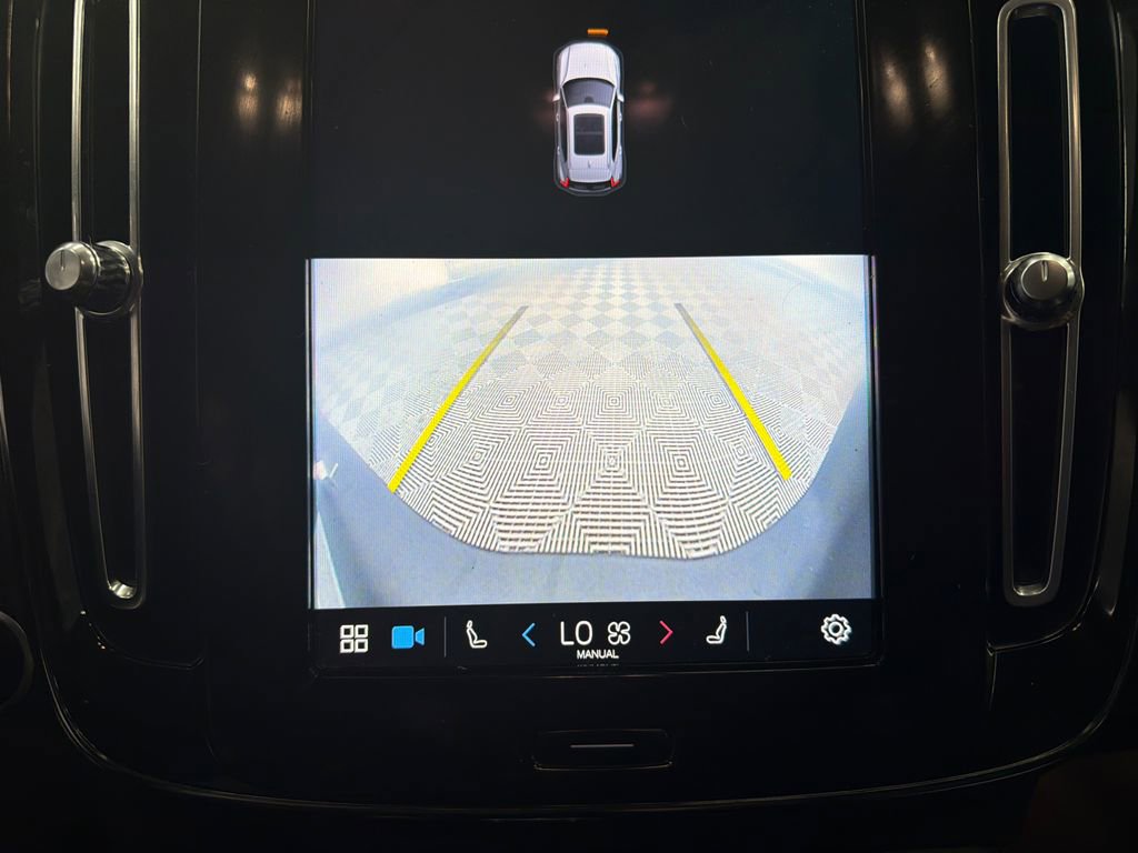 Used 2023 Volvo XC40 B5 Plus image 32