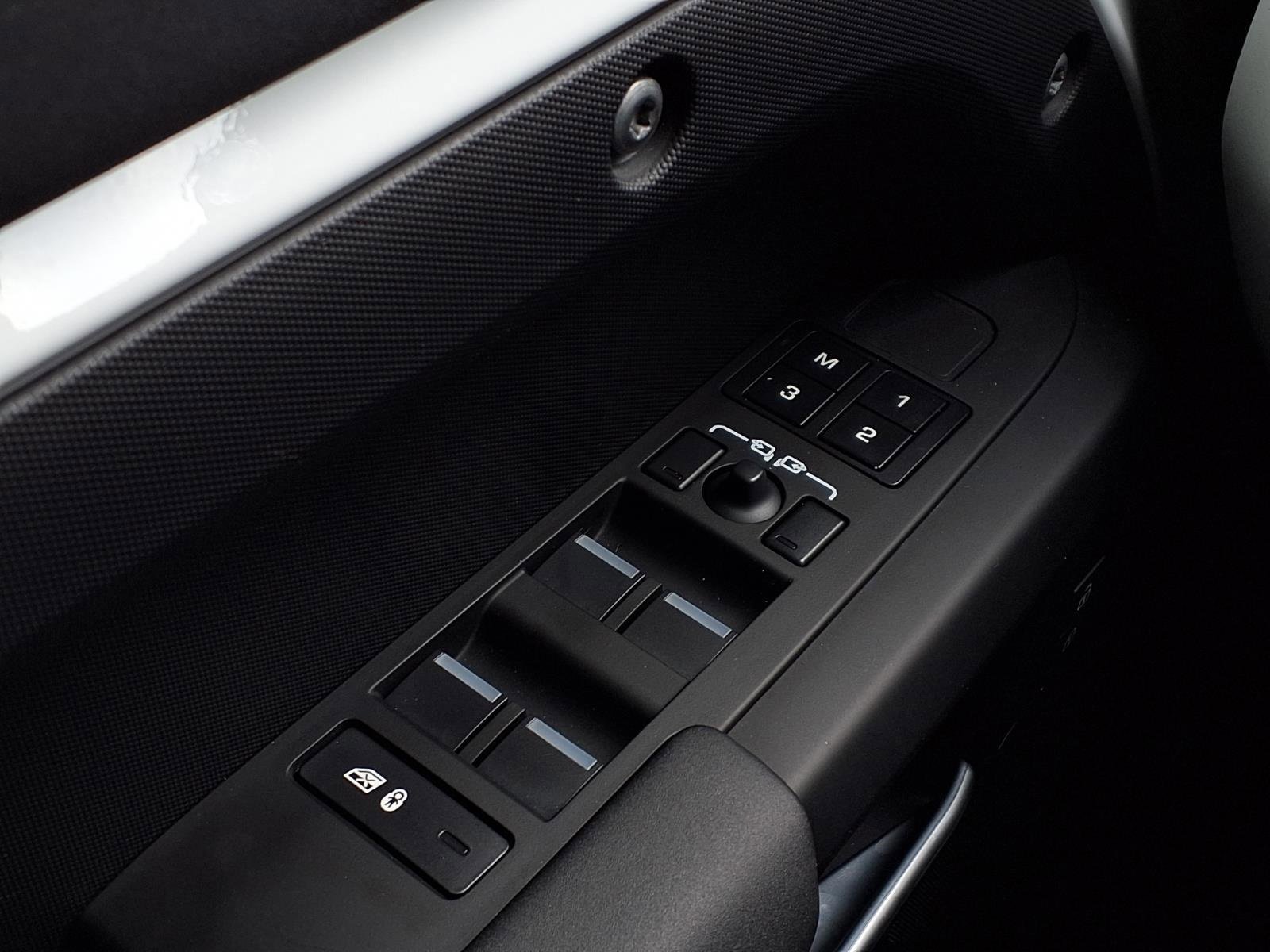 Used 2025 Land Rover Defender 110 S image 25