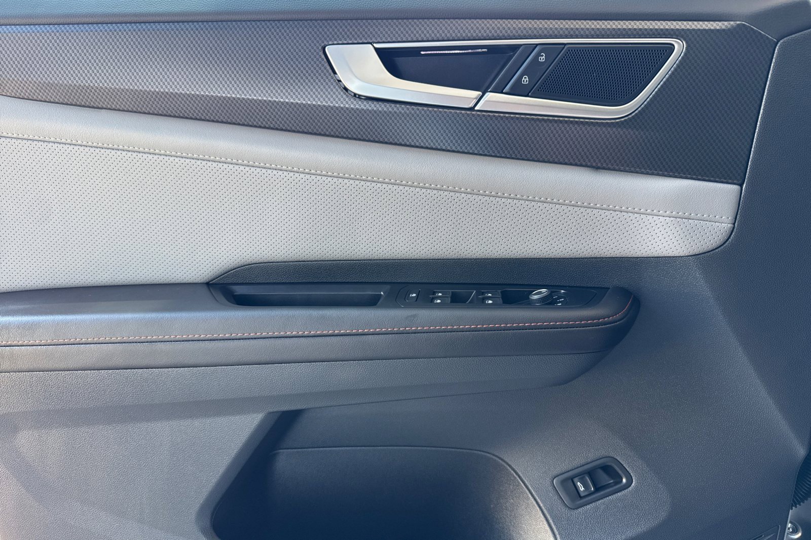 New 2025 Volkswagen Atlas Peak Edition SE image 8