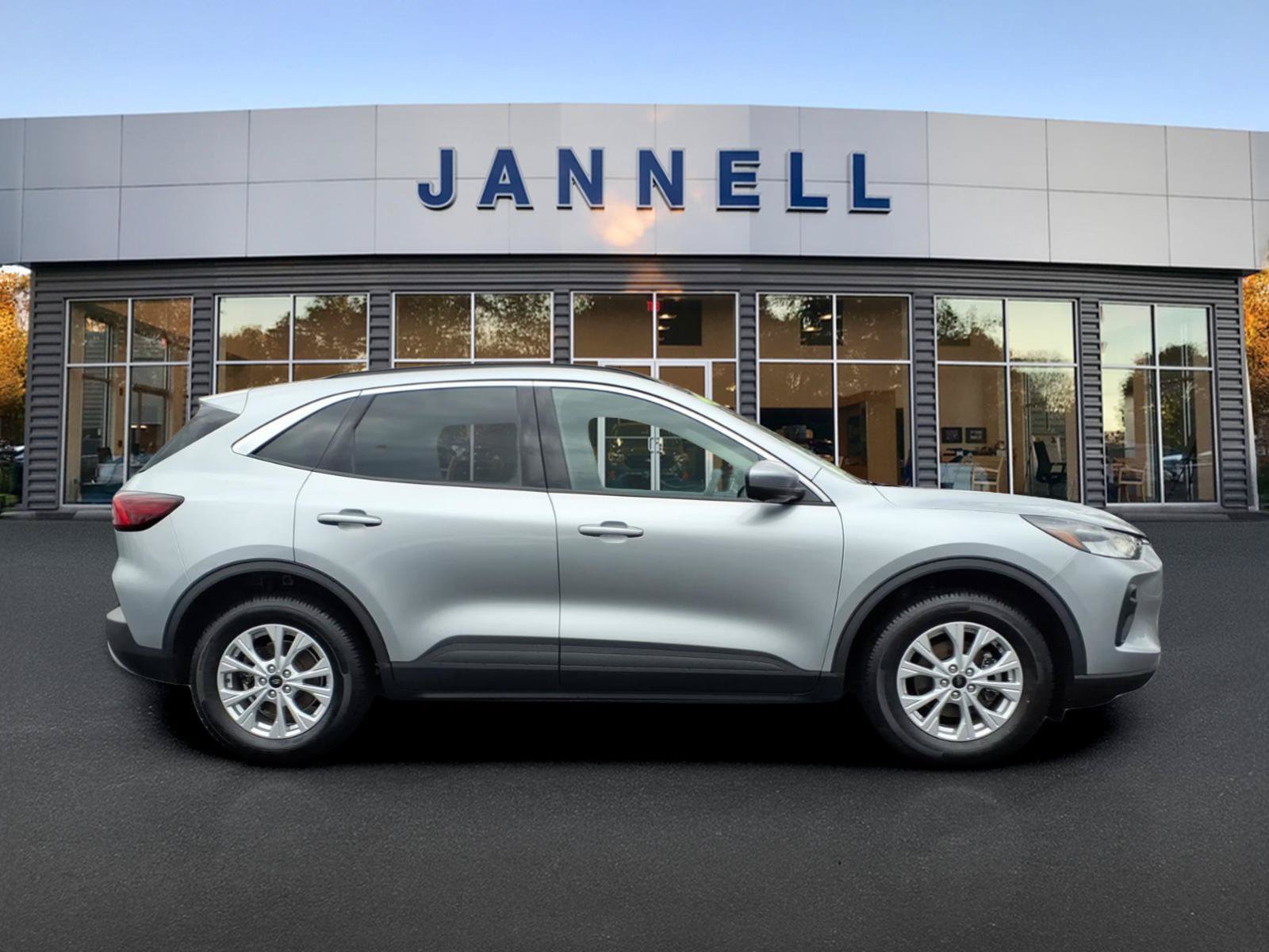 Used 2023 Ford Escape Active w/ Tech Pack #2 AWD/4WD image 4