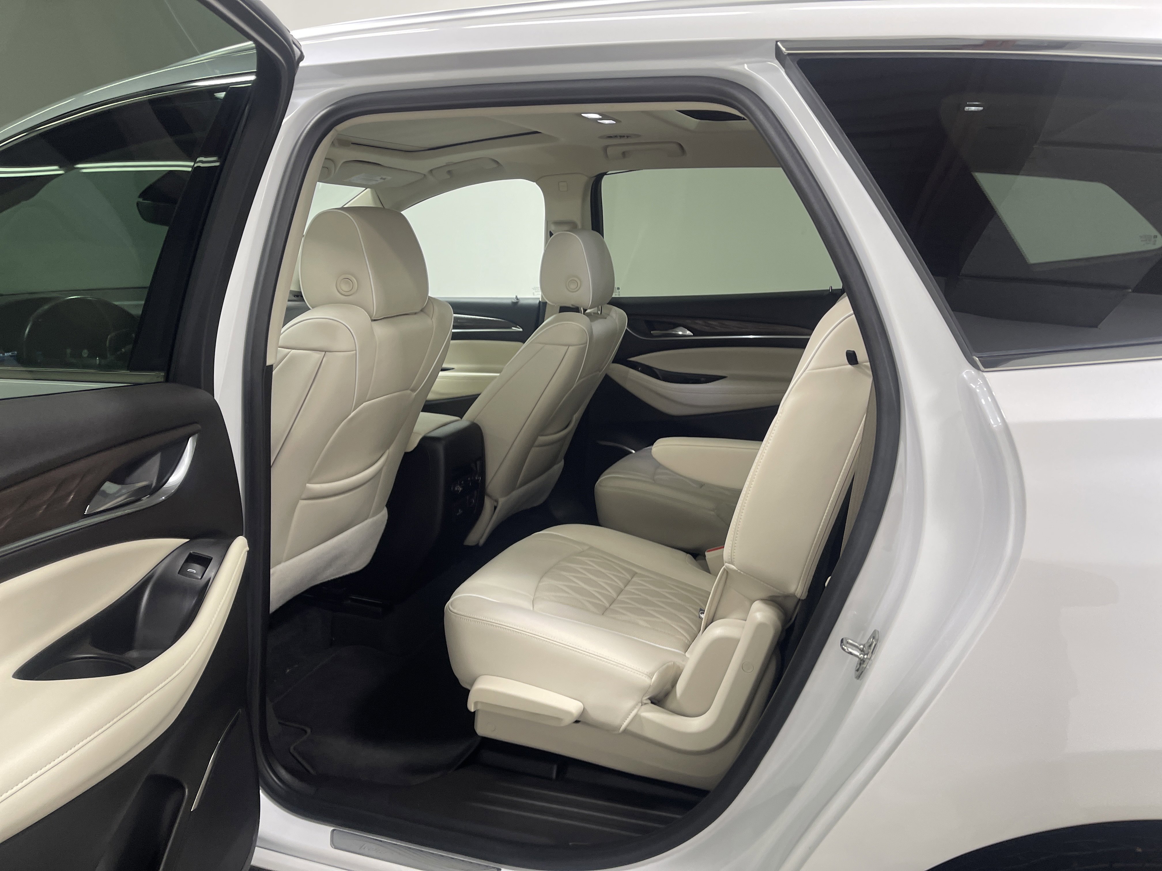 Used 2023 Buick Enclave Avenir w/ Avenir Technology Package AWD/4WD image 13