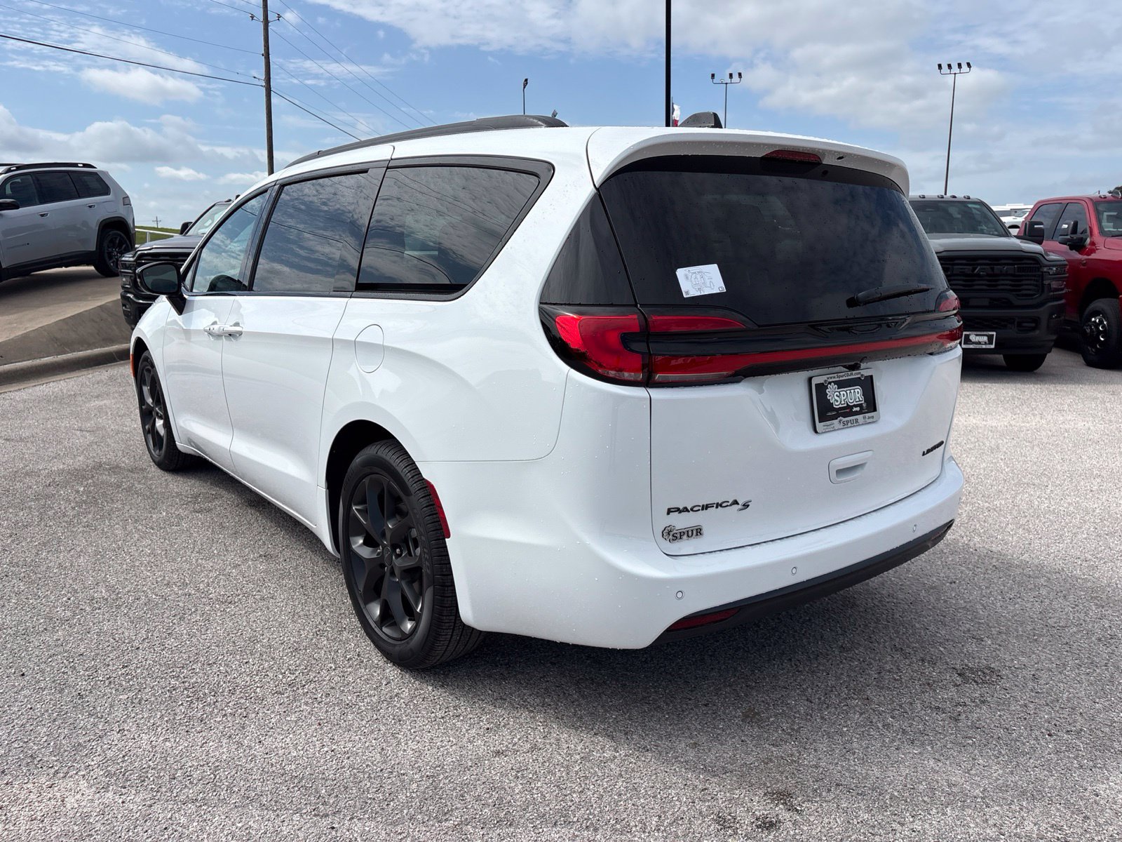 New 2027 Chrysler Pacifica Limited FWD image 4