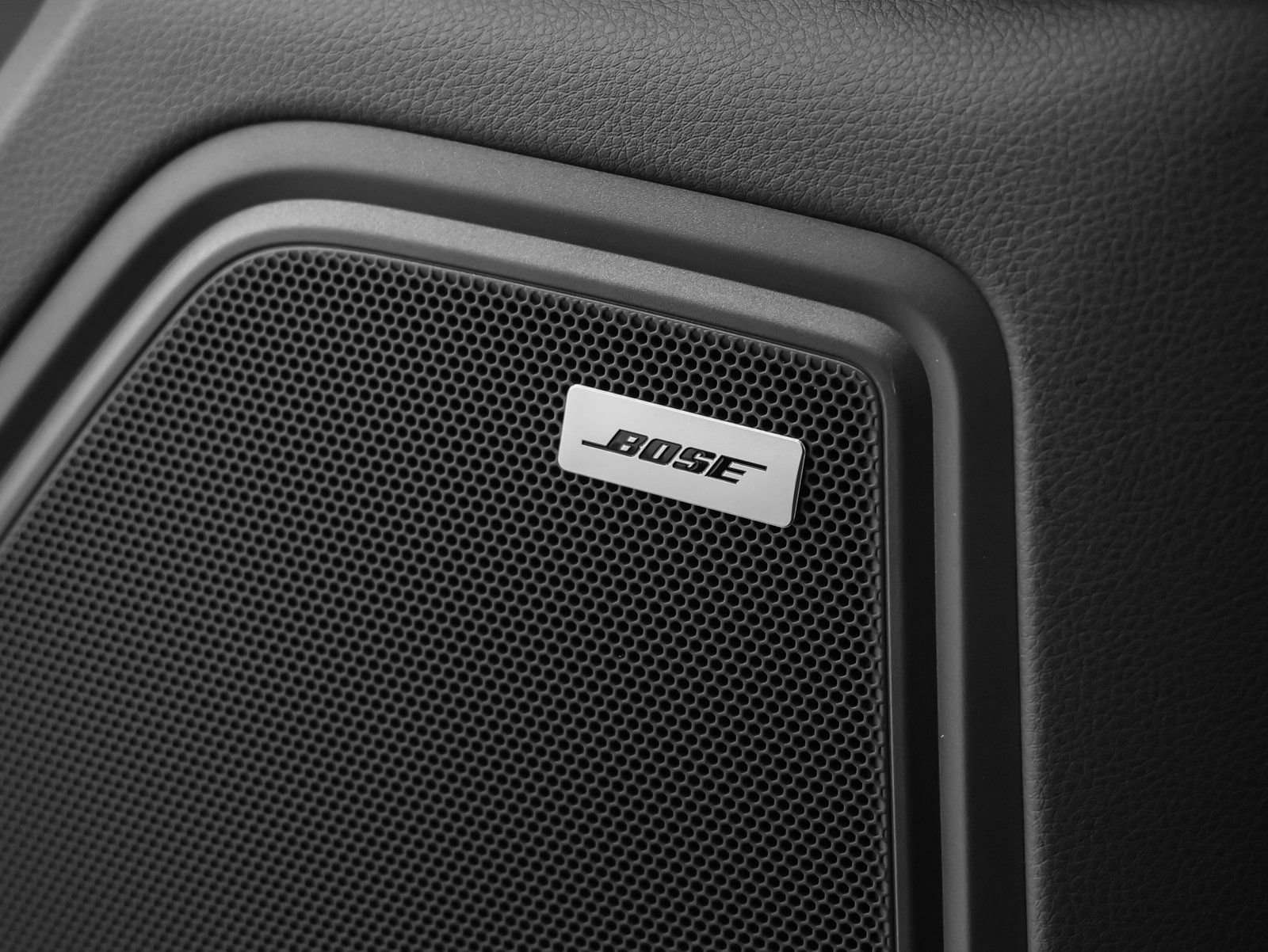 Certified 2025 Porsche Macan AWD/4WD image 33