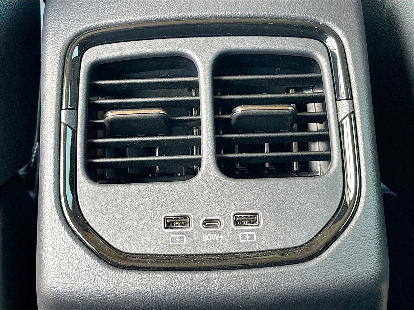New 2025 VinFast VF 8 Eco AWD/4WD image 24