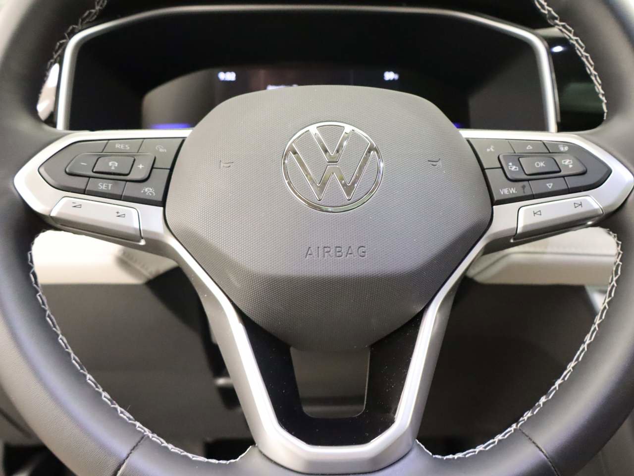 Certified 2025 Volkswagen Taos SE w/ Panoramic Sunroof Package image 13