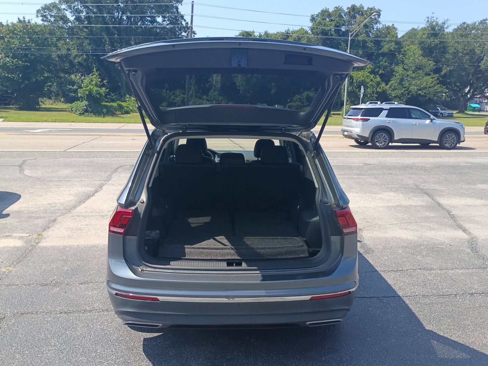 Used 2020 Volkswagen Tiguan SE w/ Panoramic Sunroof Package FWD image 4