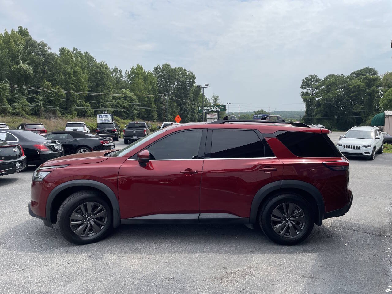 Used 2022 Nissan Pathfinder SV w/ SV Premium Package FWD image 4