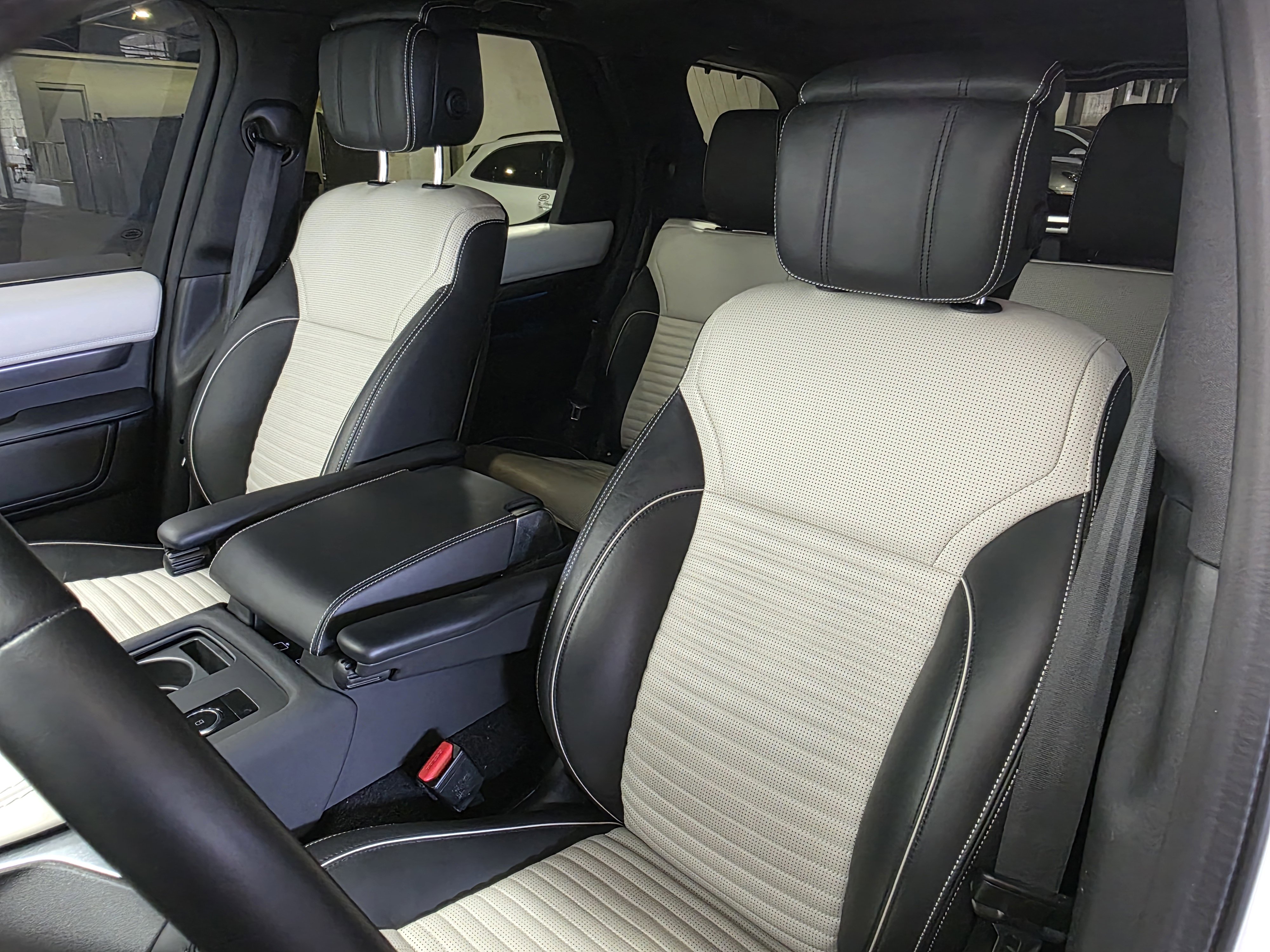 Used 2024 Land Rover Discovery Metropolitan Edition image 5