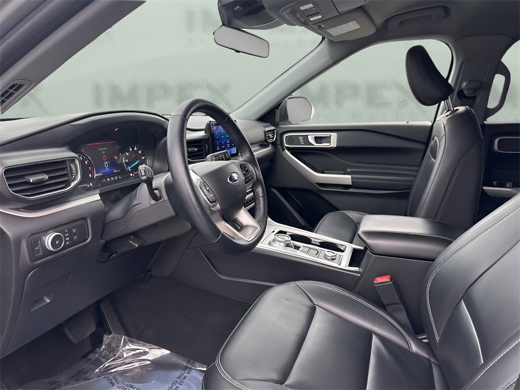 Used 2022 Ford Explorer XLT w/ Equipment Group 202A image 9