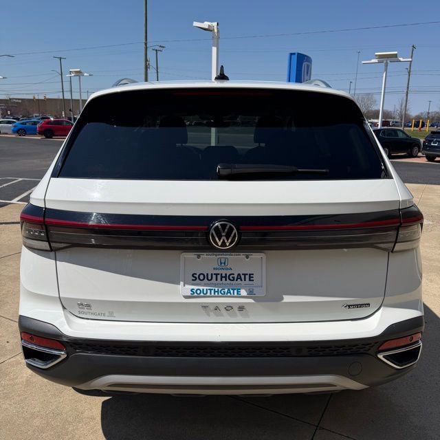 Used 2025 Volkswagen Taos SE AWD/4WD image 4