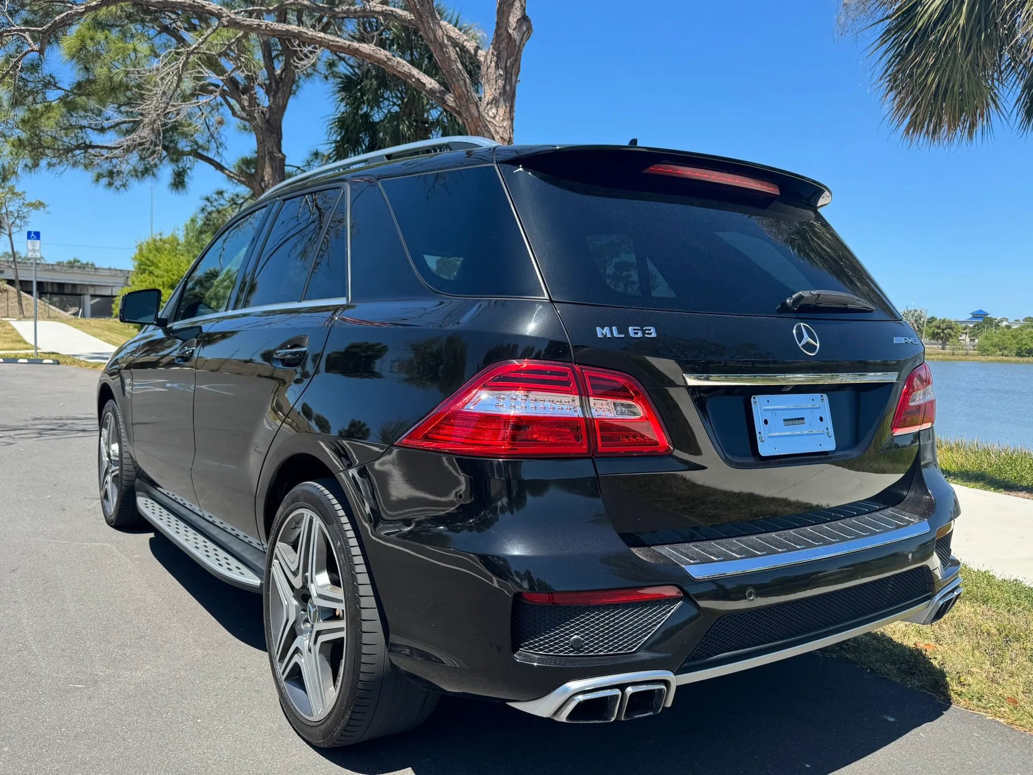Used 2012 Mercedes-Benz ML 63 AMG 4MATIC w/ AMG Performance Pkg image 5