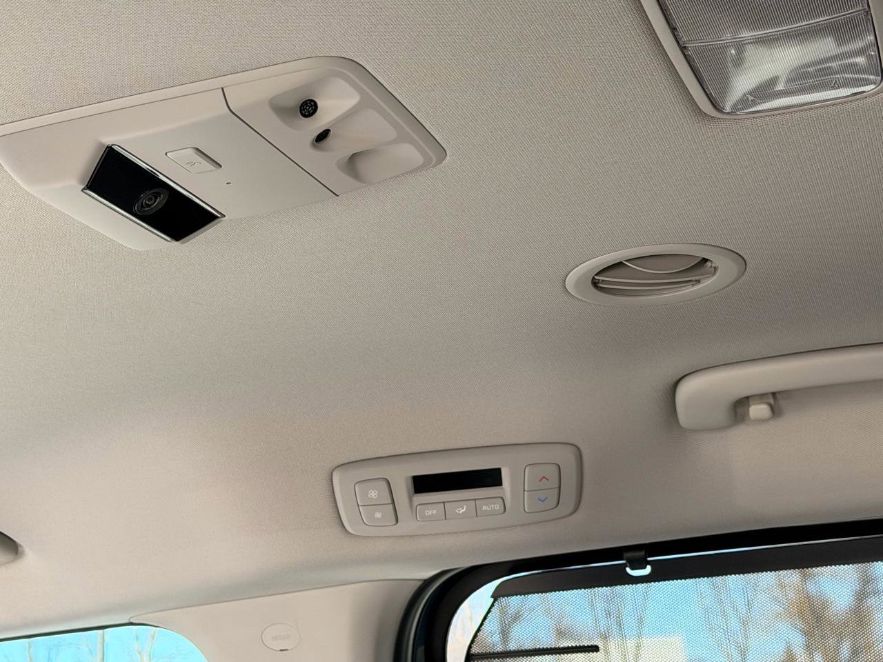 Used 2024 Kia Carnival EX image 20