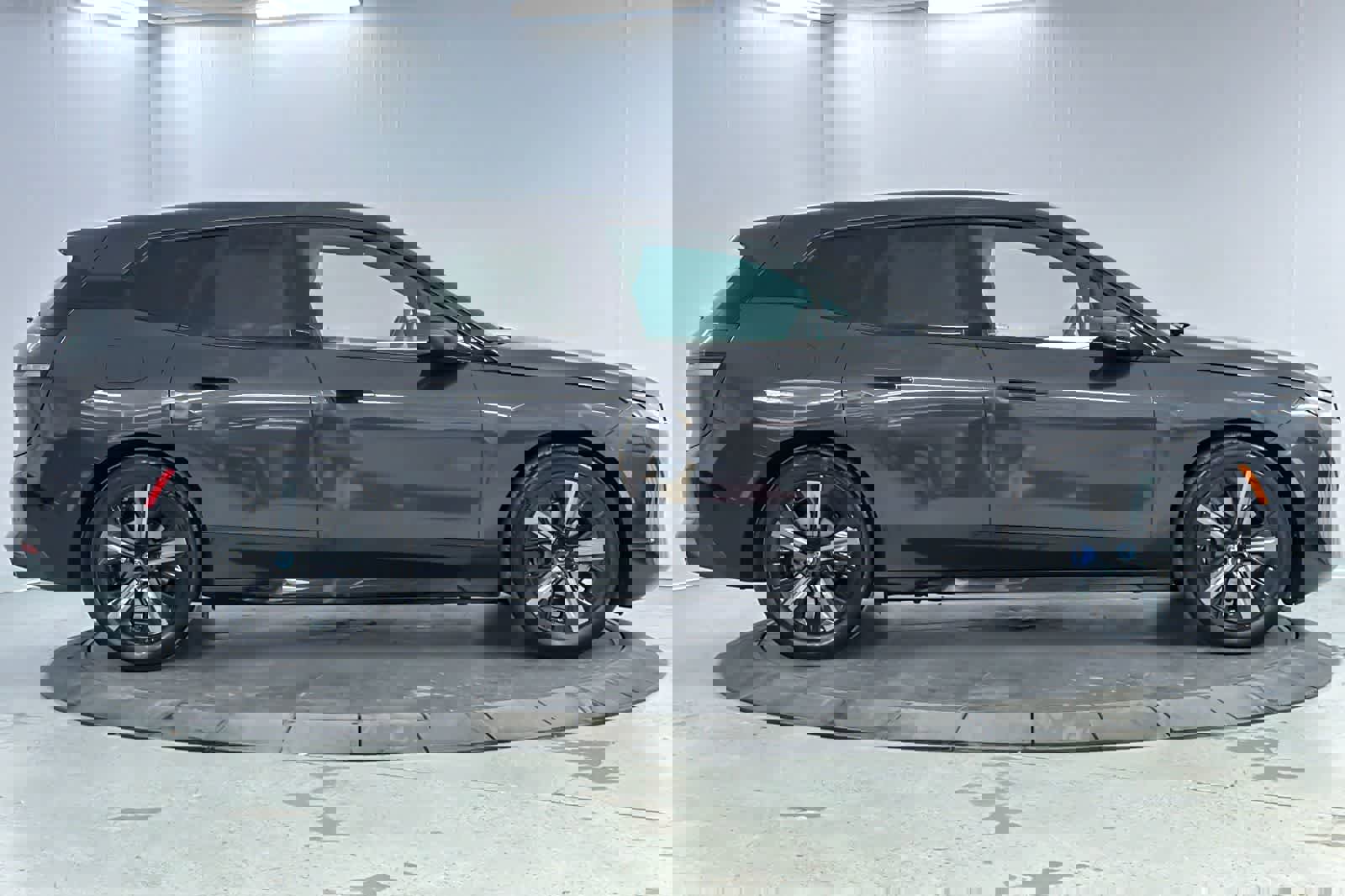 Used 2023 BMW iX xDrive50 w/ Premium Package image 8