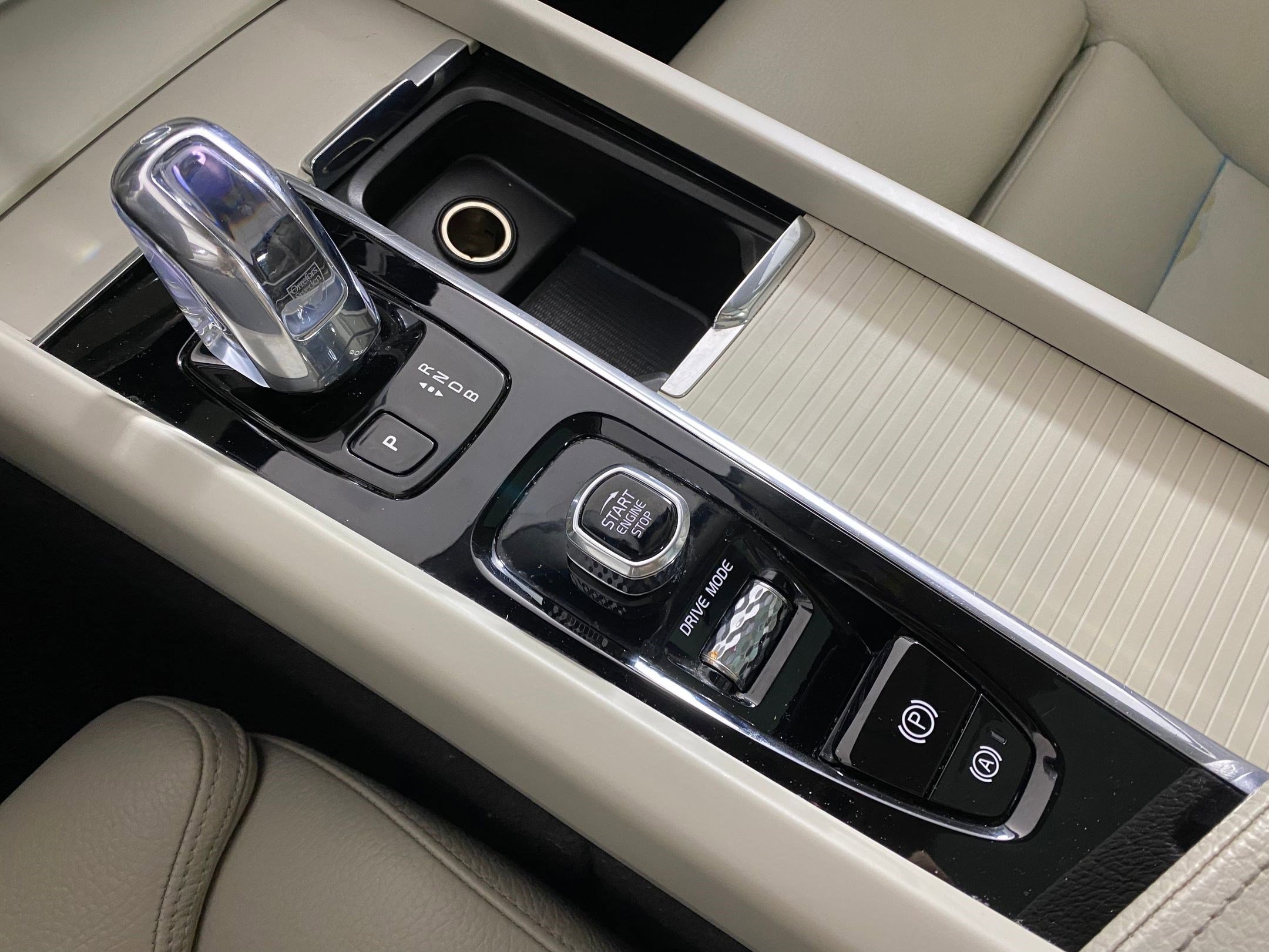 Used 2019 Volvo XC60 T8 Momentum w/ Advanced Package image 18