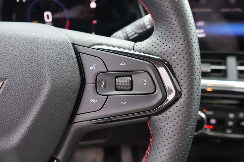 Used 2025 Chevrolet Trax RS w/ Sunroof Package image 16