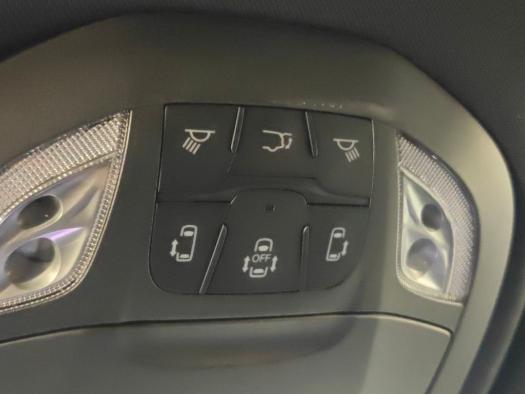 Used 2025 Chrysler Pacifica Select image 9