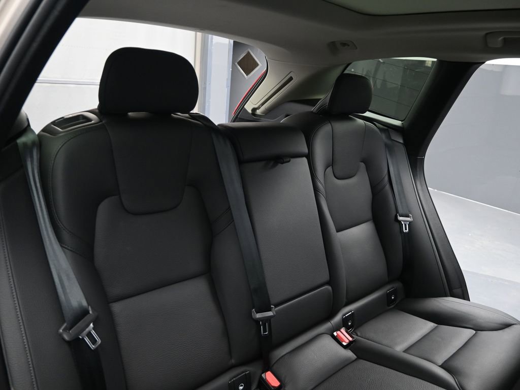Used 2025 Volvo XC60 B5 Plus image 18