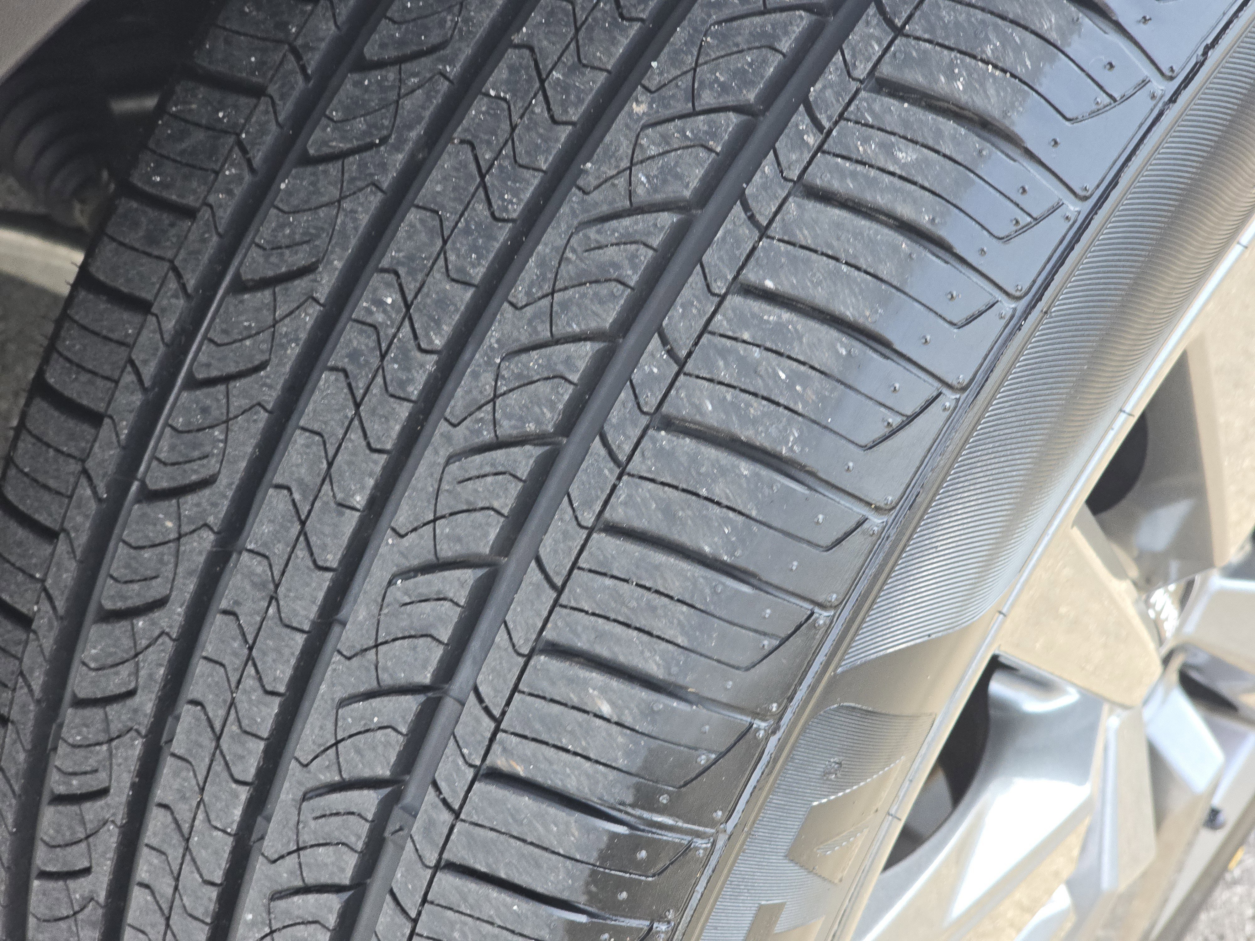 Used 2025 Nissan Pathfinder SV image 14