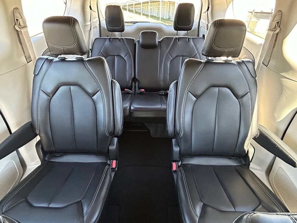 Used 2023 Chrysler Pacifica Touring-L FWD image 13