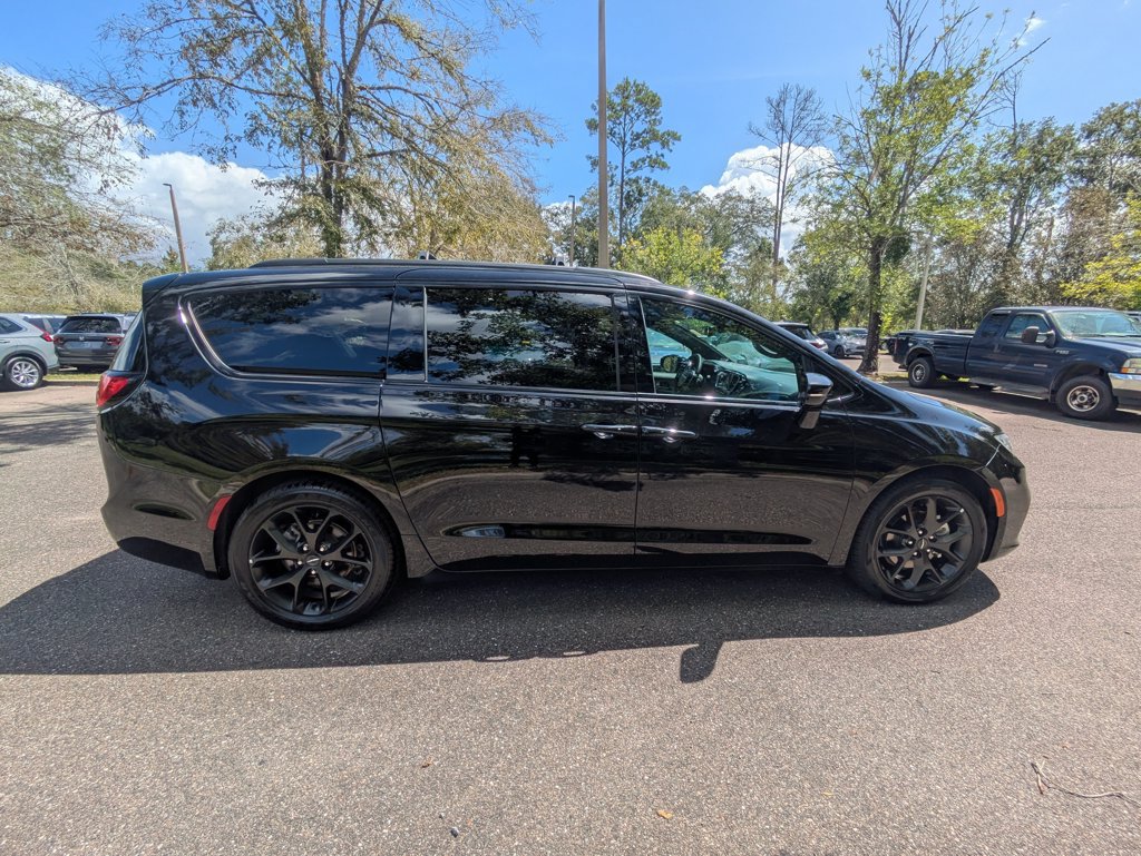 Used 2025 Chrysler Pacifica Limited FWD image 3