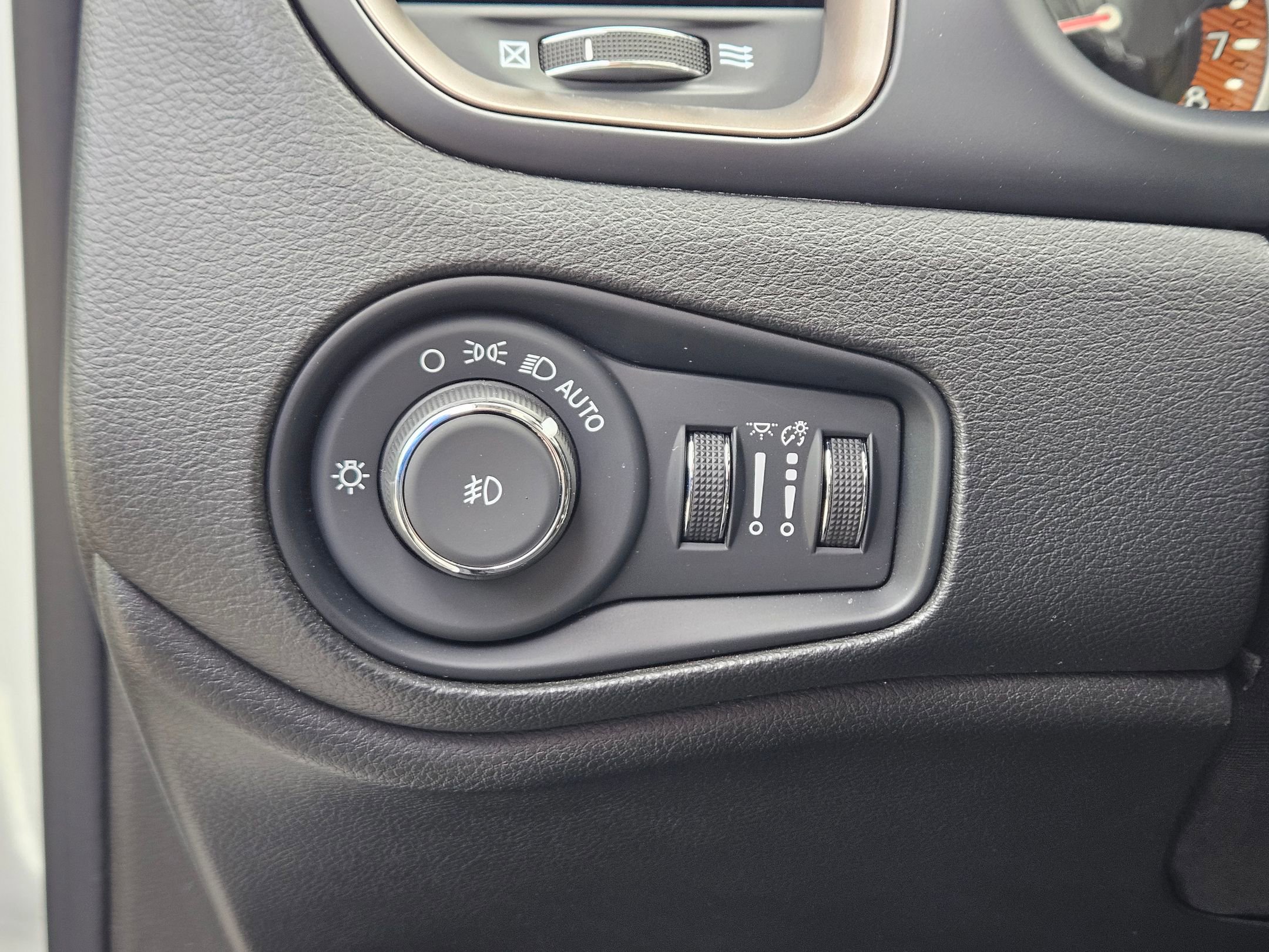 Used 2023 Jeep Renegade Latitude w/ Sun/Sound Group AWD/4WD image 20