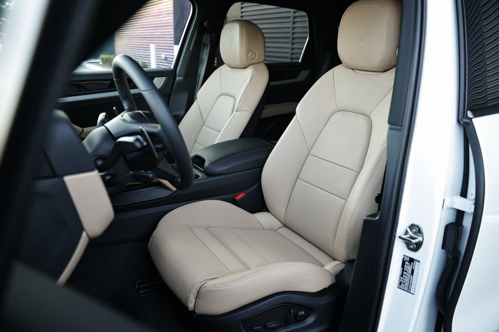 Certified 2025 Porsche Cayenne w/ Premium Package Plus image 5