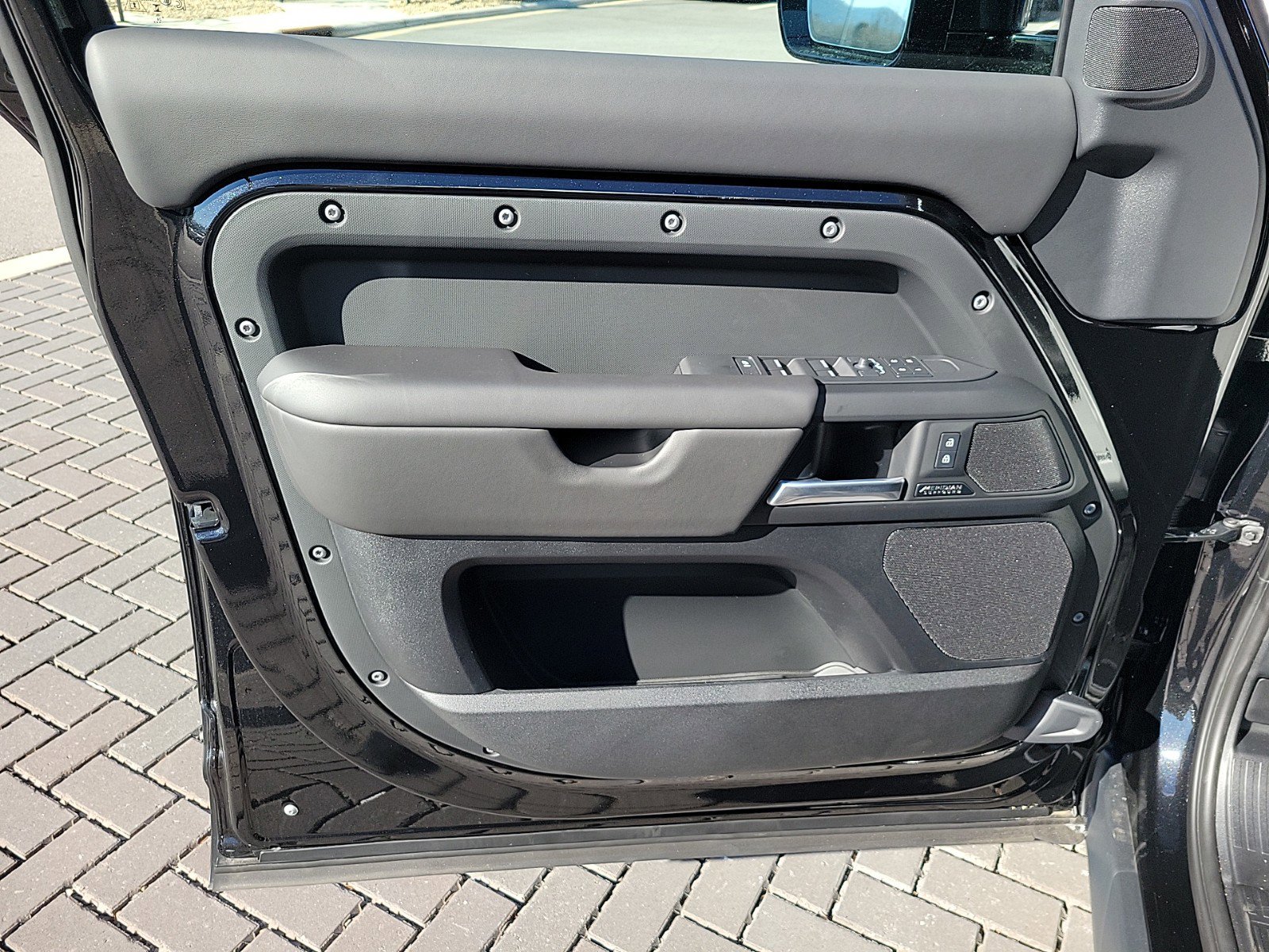 Used 2025 Land Rover Defender 110 X-Dynamic SE AWD/4WD image 19