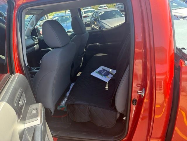 Used 2018 Toyota Tacoma SR5 AWD/4WD image 7