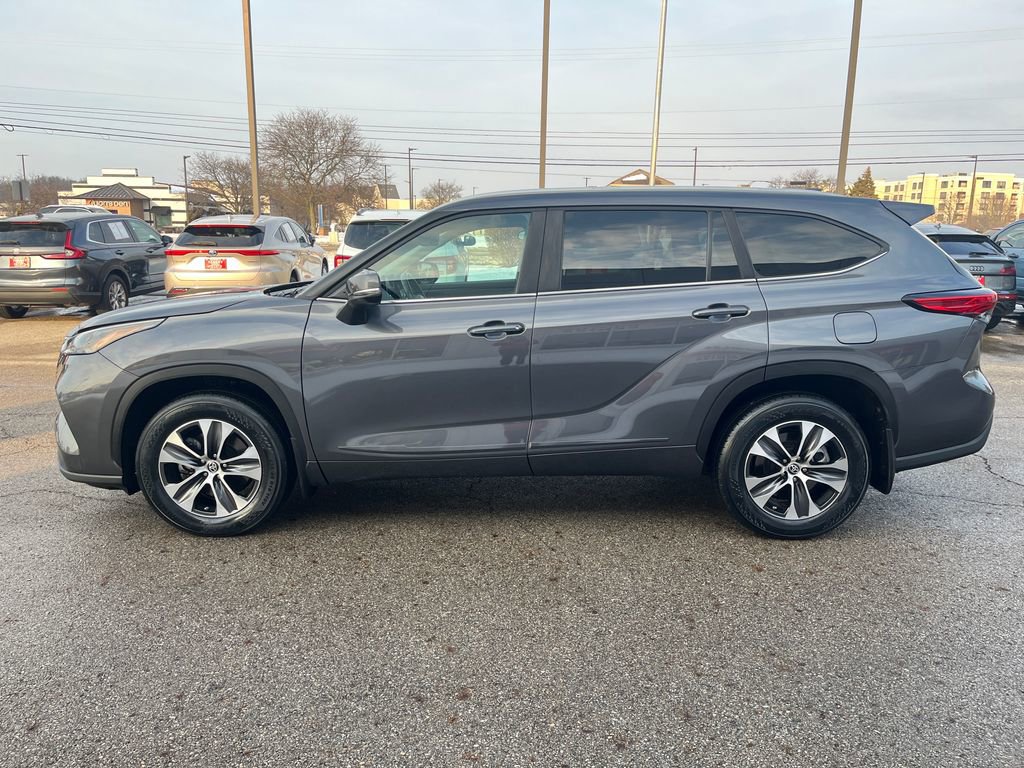 Certified 2023 Toyota Highlander XLE image 2