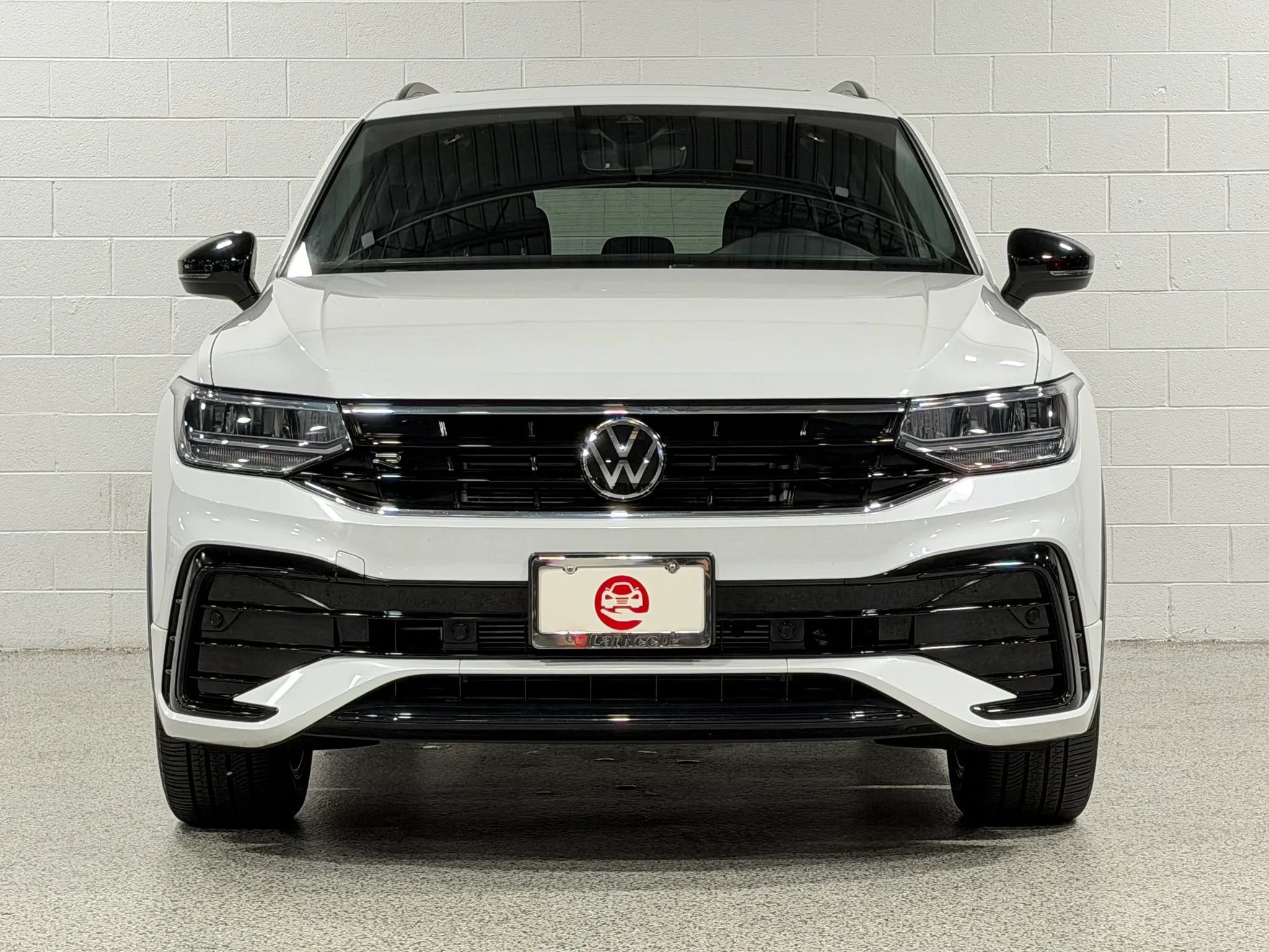 Used 2023 Volkswagen Tiguan SE R-Line AWD/4WD image 3