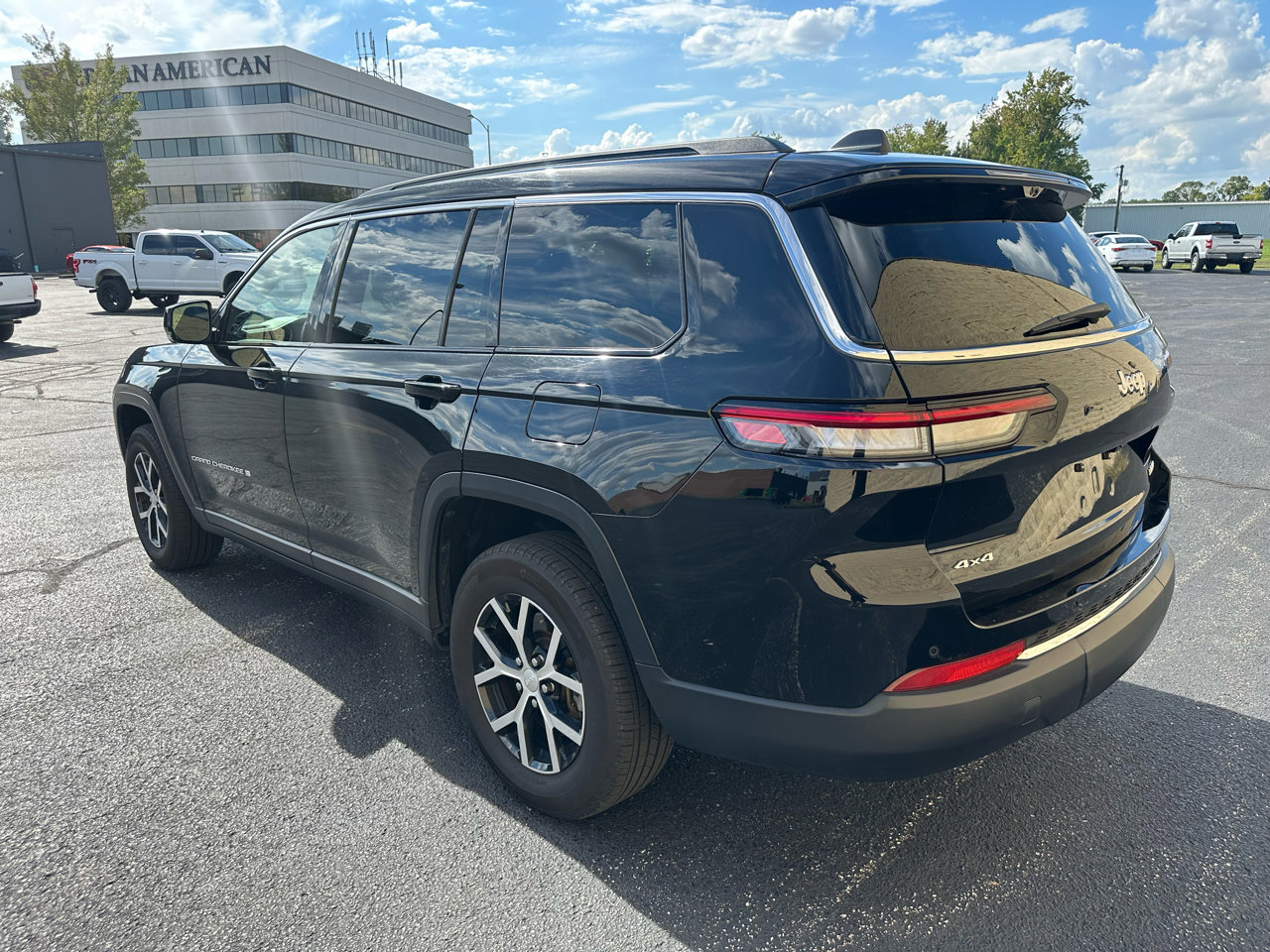 Used 2024 Jeep Grand Cherokee L Limited w/ Luxury Tech Group II image 3