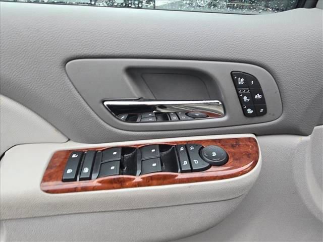 Used 2013 Chevrolet Avalanche LTZ image 31