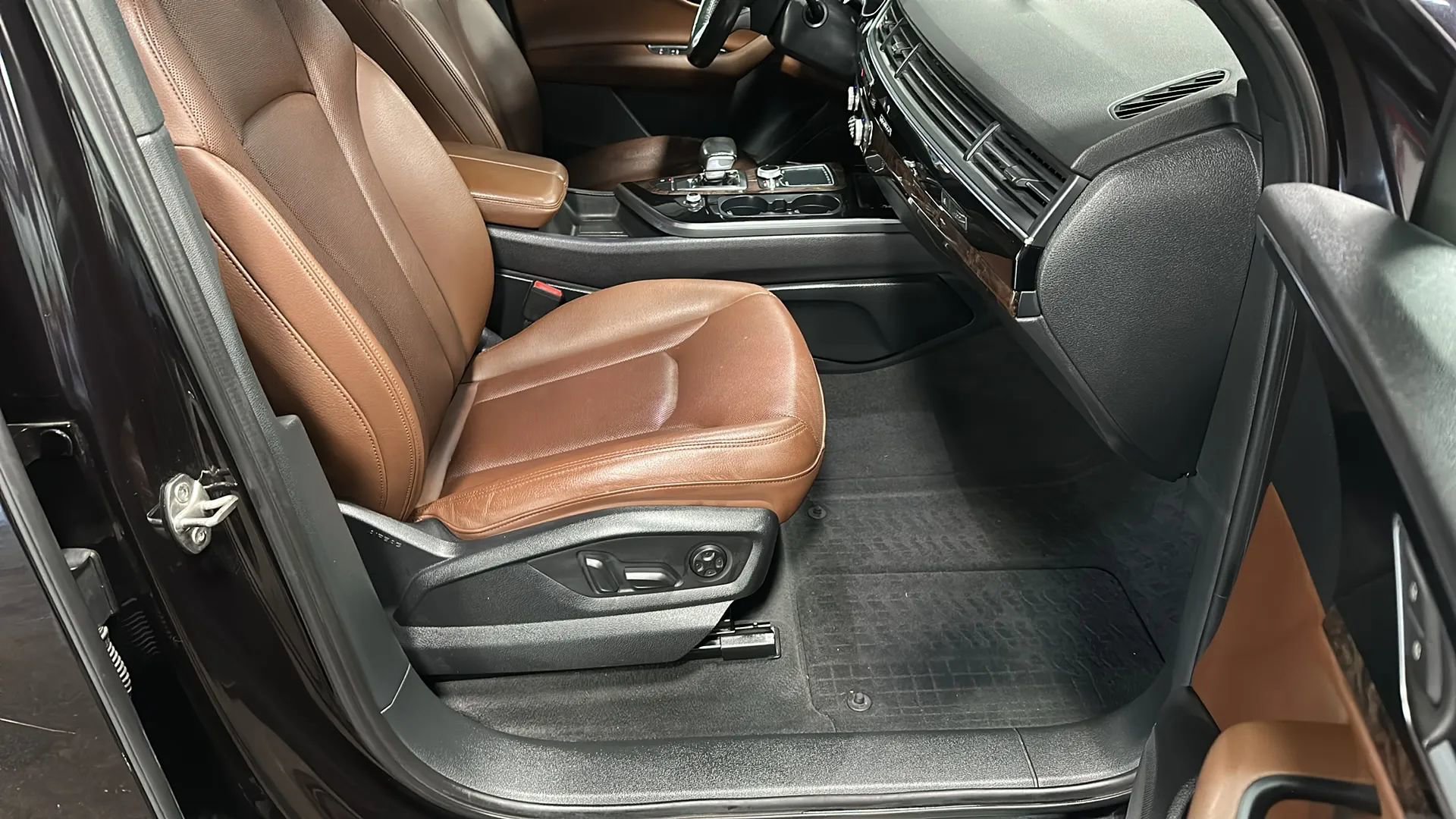 Used 2018 Audi Q7 3.0T Premium Plus w/ Premium Plus Package image 23