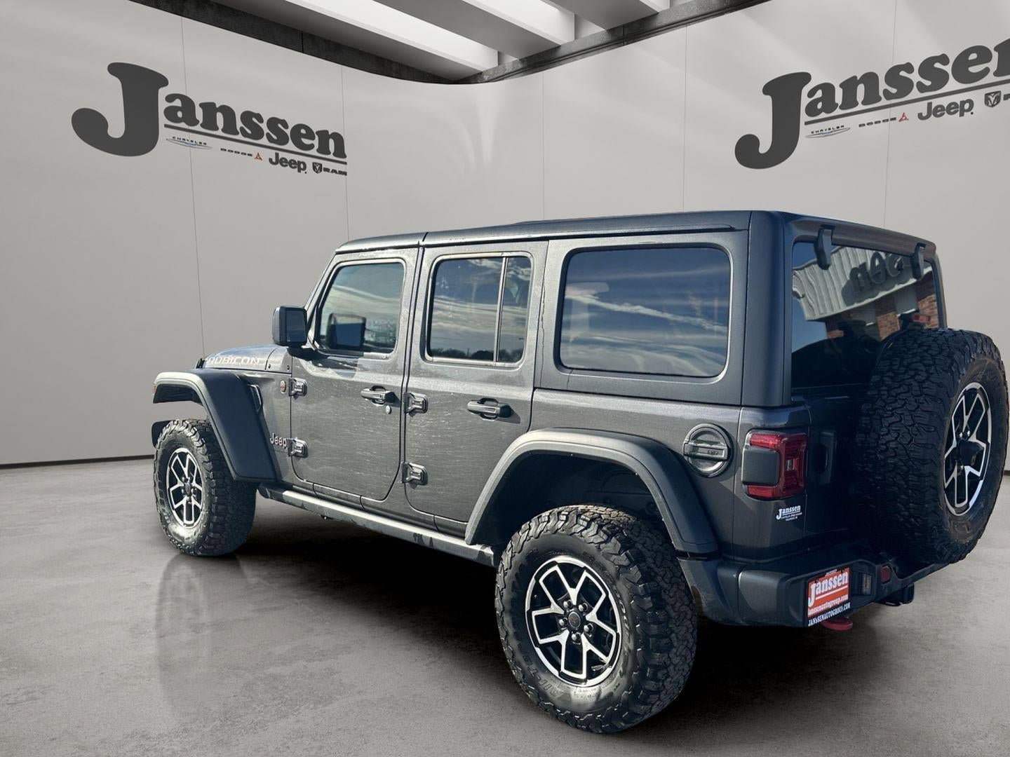 Used 2024 Jeep Wrangler Unlimited Rubicon image 2