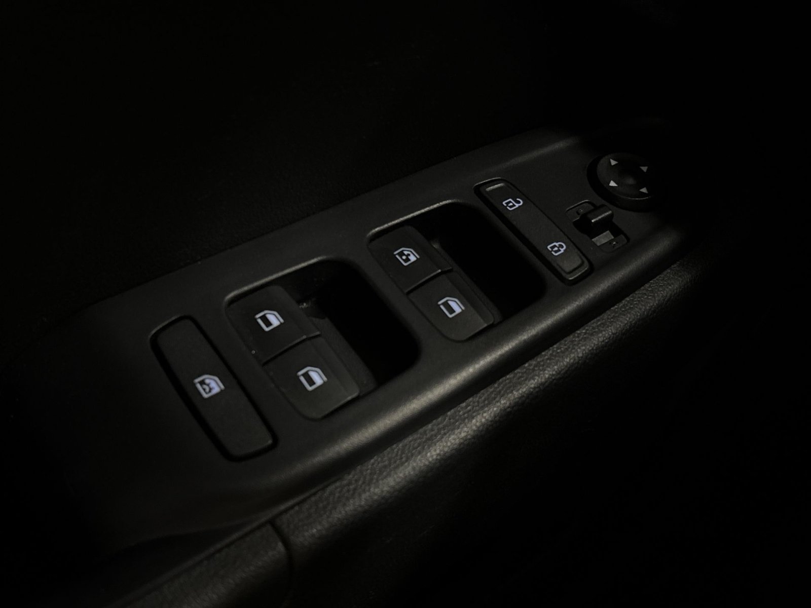 Certified 2025 Hyundai Venue SEL FWD image 14