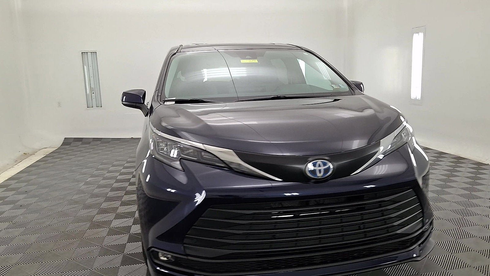 Used 2025 Toyota Sienna XLE AWD/4WD image 7