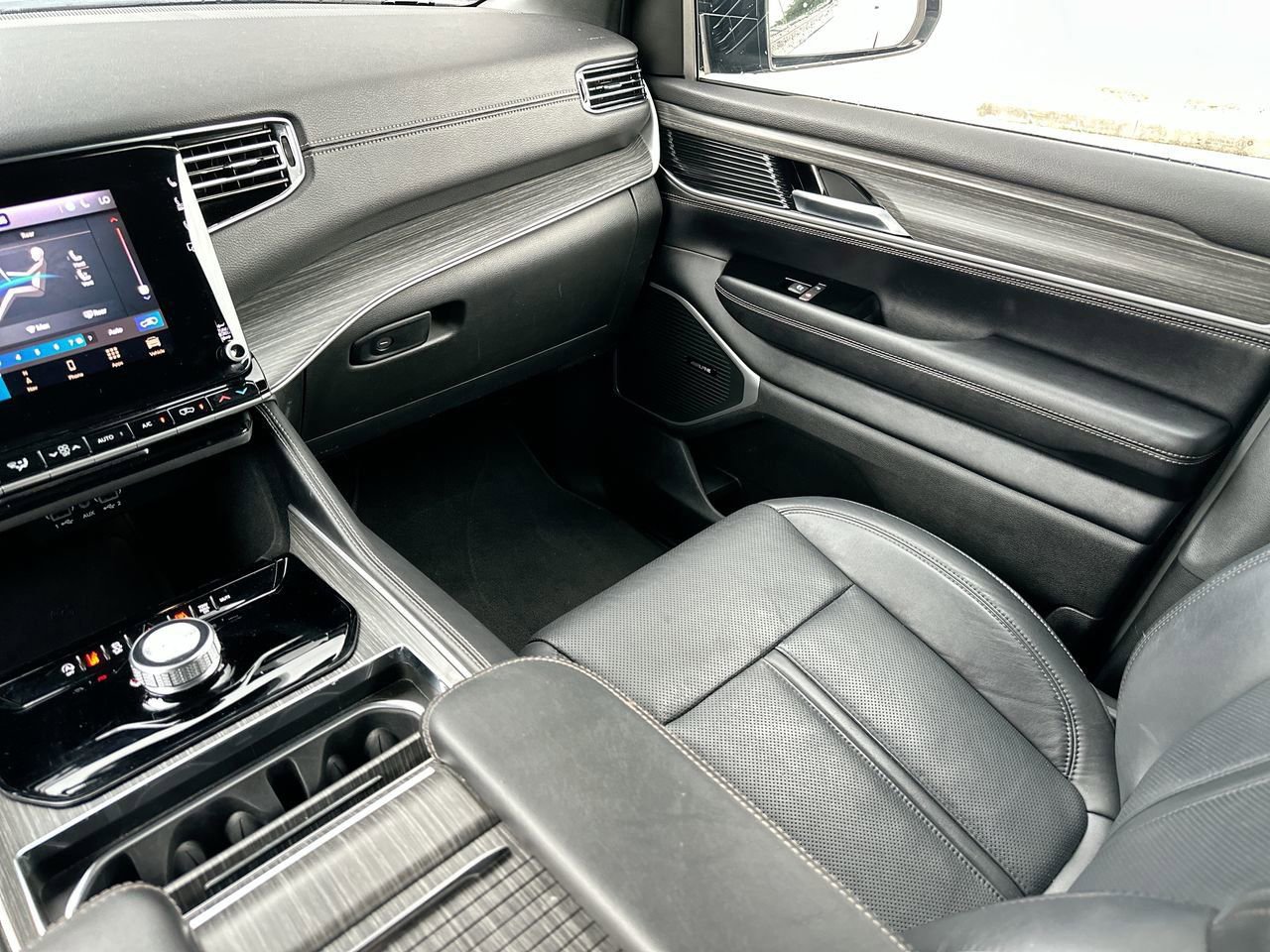 Used 2023 Jeep Wagoneer Series III w/ Preferred Equipment Group image 14