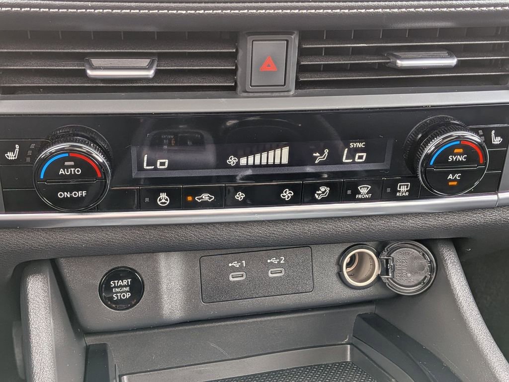 Used 2024 Nissan Rogue SV w/ SV Premium Package image 18