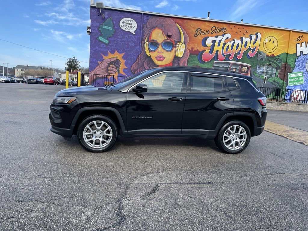 Used 2023 Jeep Compass Latitude image 2