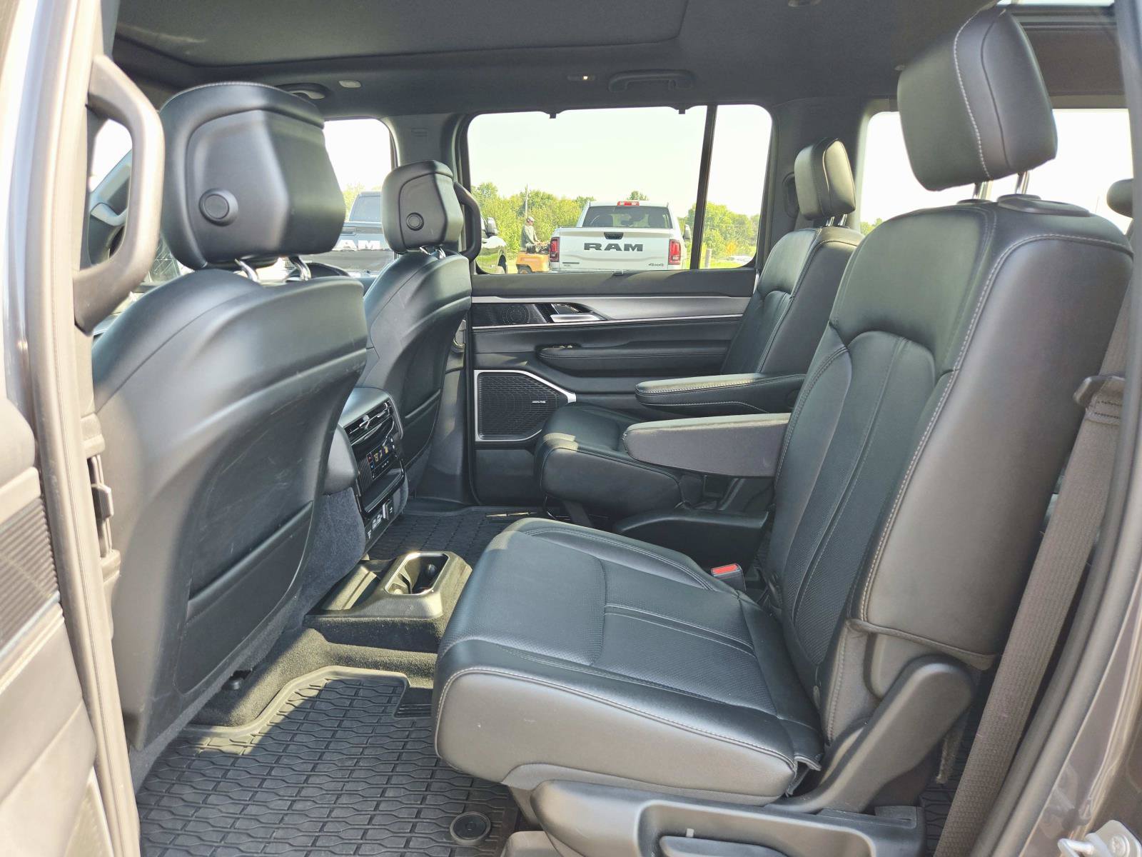 Used 2024 Jeep Wagoneer Series II w/ Convenience Group I AWD/4WD image 15