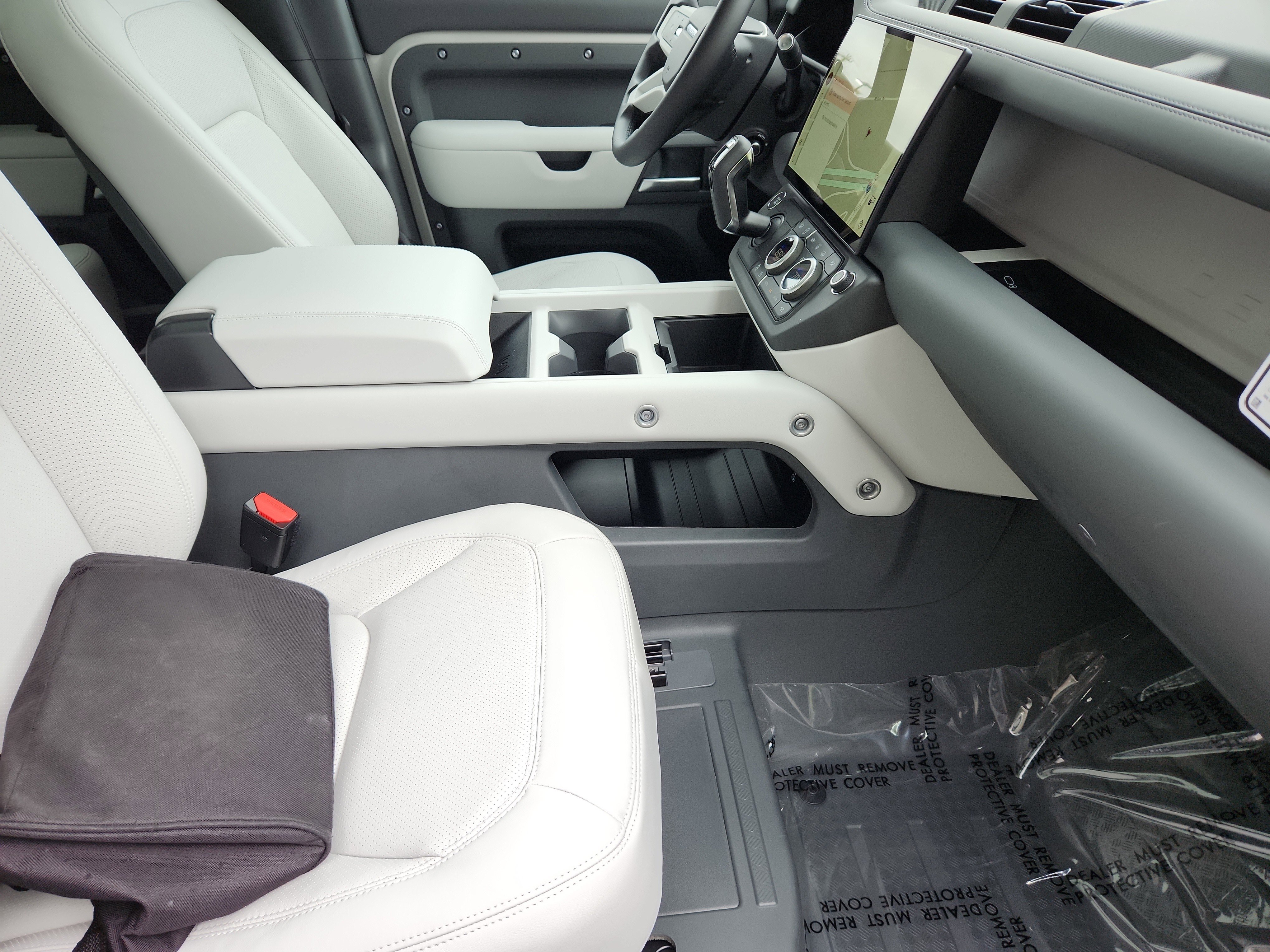 New 2026 Land Rover Defender 110 X-Dynamic SE image 3