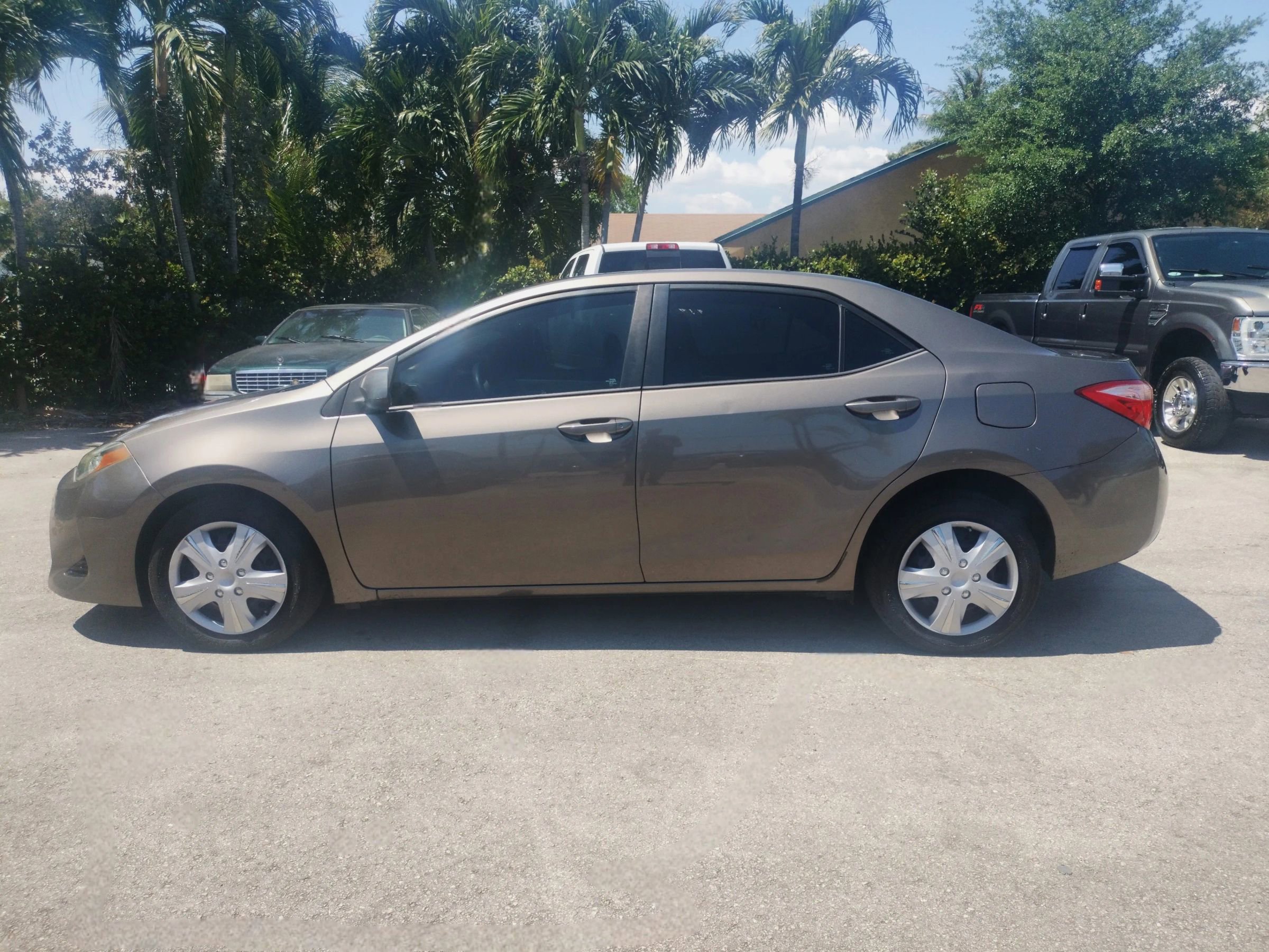 Used 2017 Toyota Corolla LE image 4