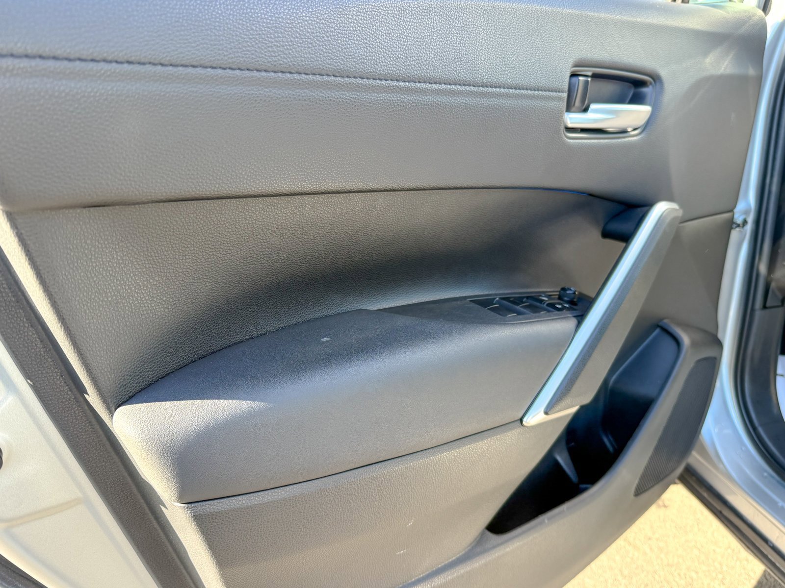 Used 2022 Toyota Corolla Cross XLE w/ Convenience Package image 14