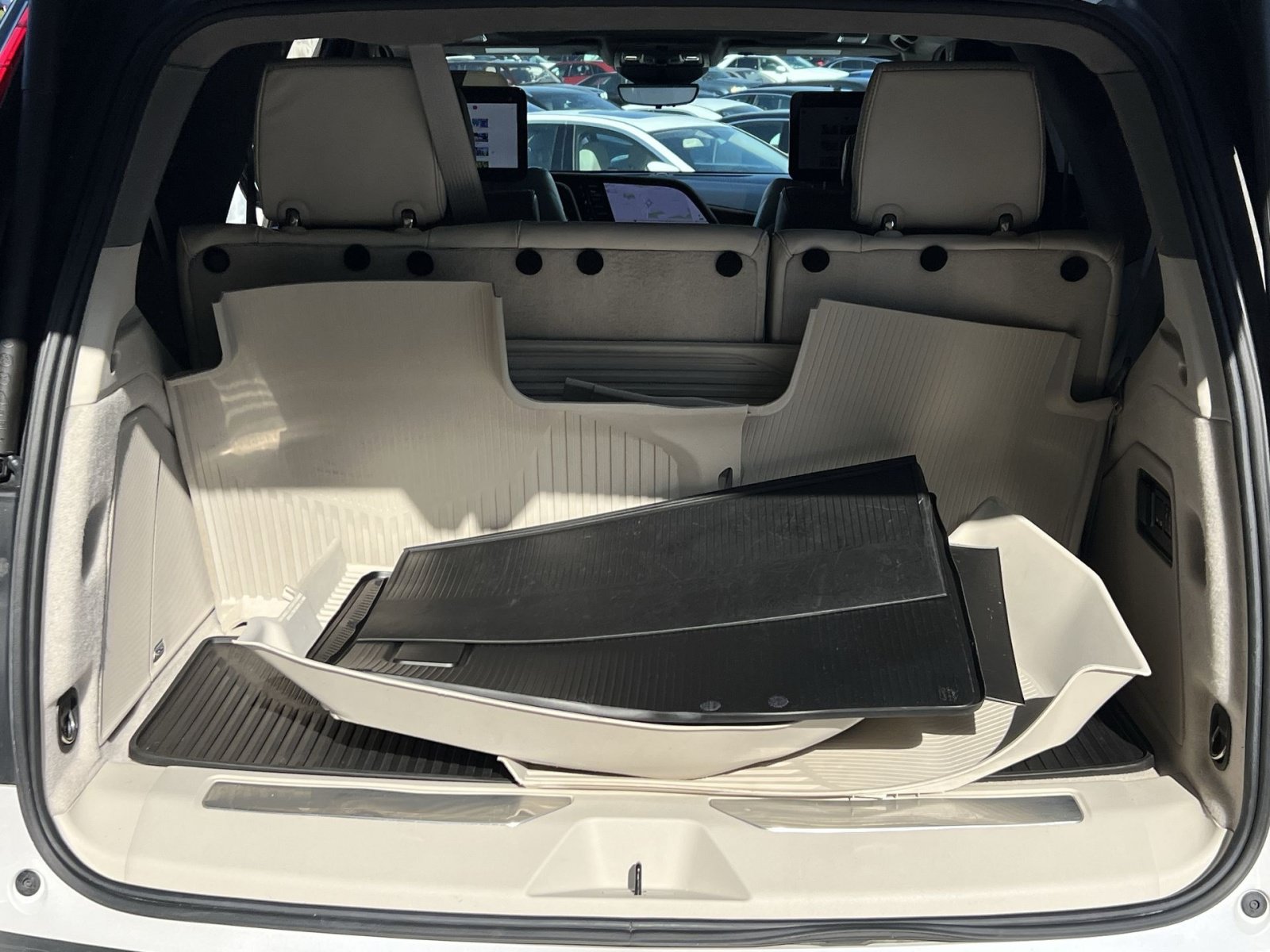 Used 2024 Cadillac Escalade Sport Platinum w/ LPO, Floor Liner Package AWD/4WD image 31