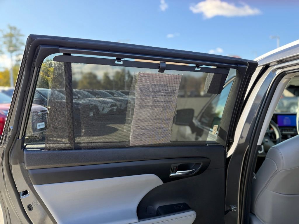 Certified 2025 Toyota Highlander XLE image 12