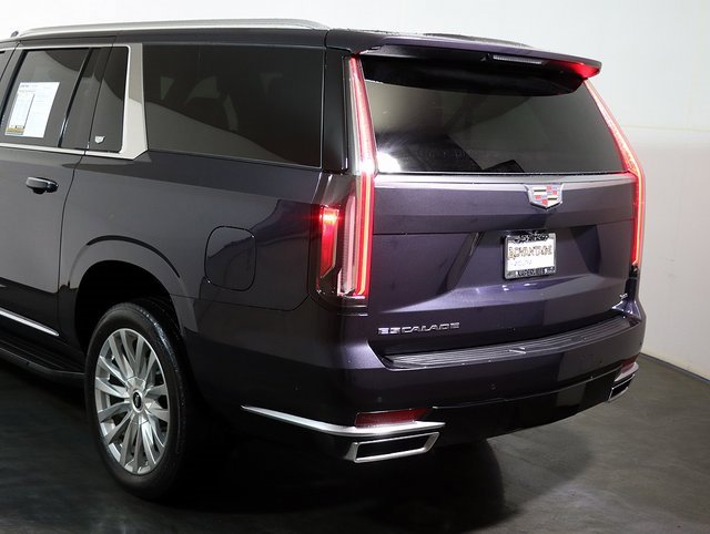 Used 2023 Cadillac Escalade ESV Premium Luxury image 11