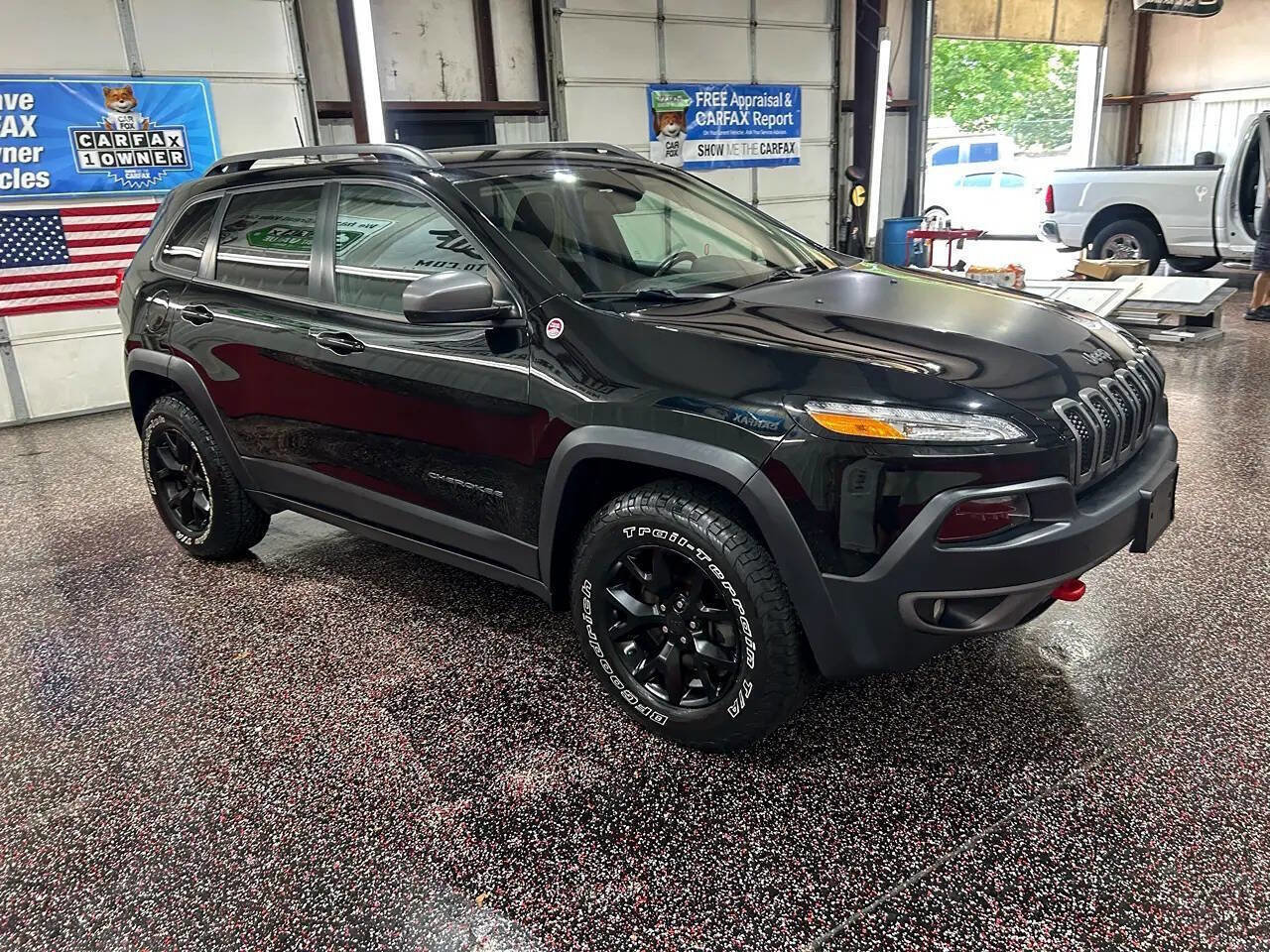 Used 2018 Jeep Cherokee Trailhawk w/ Cold Weather Group image 1