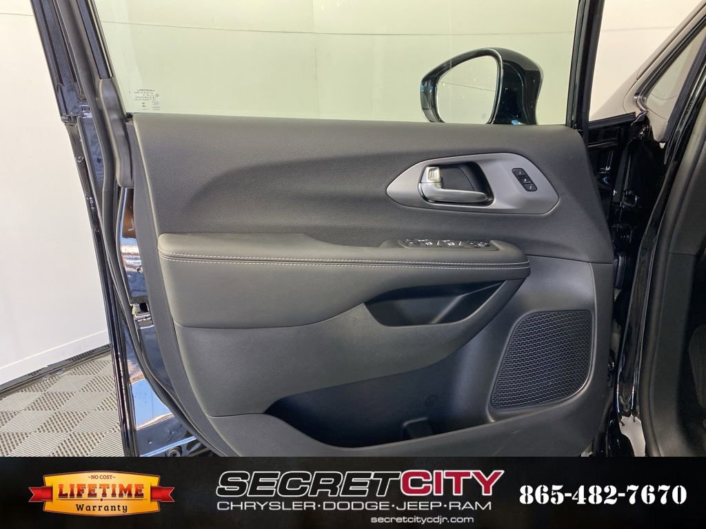 New 2026 Chrysler Pacifica Limited w/ S Appearance Package image 12