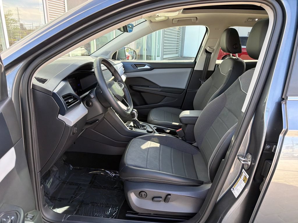 Certified 2023 Volkswagen Taos SE w/ Panoramic Sunroof Package AWD/4WD image 11