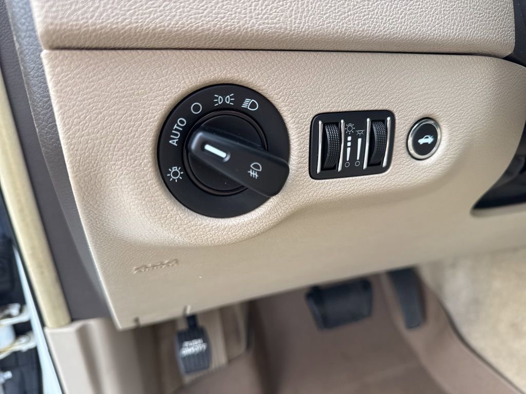 Used 2011 Chrysler 300 Limited w/ Luxury Group image 17